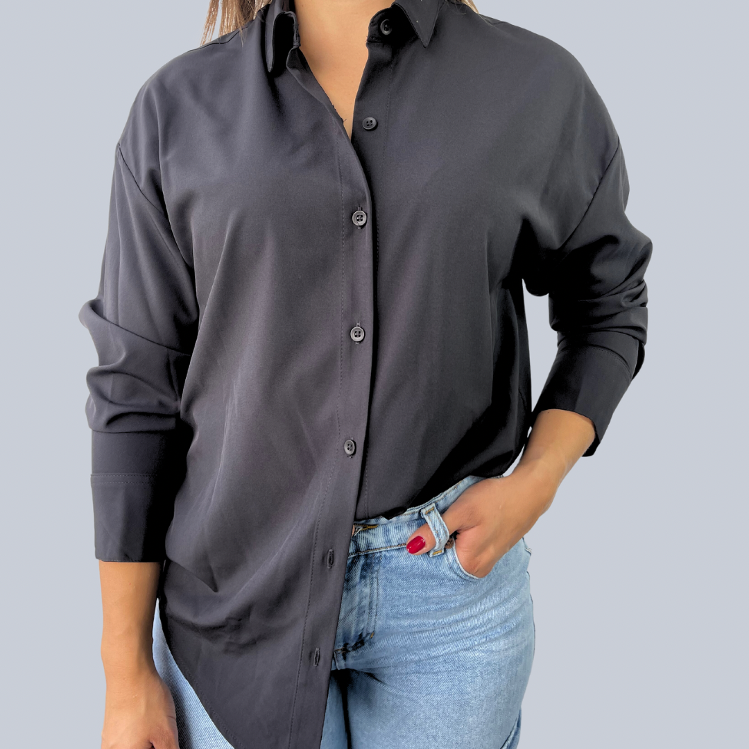 Camisa negra manga larga con cuello camisero