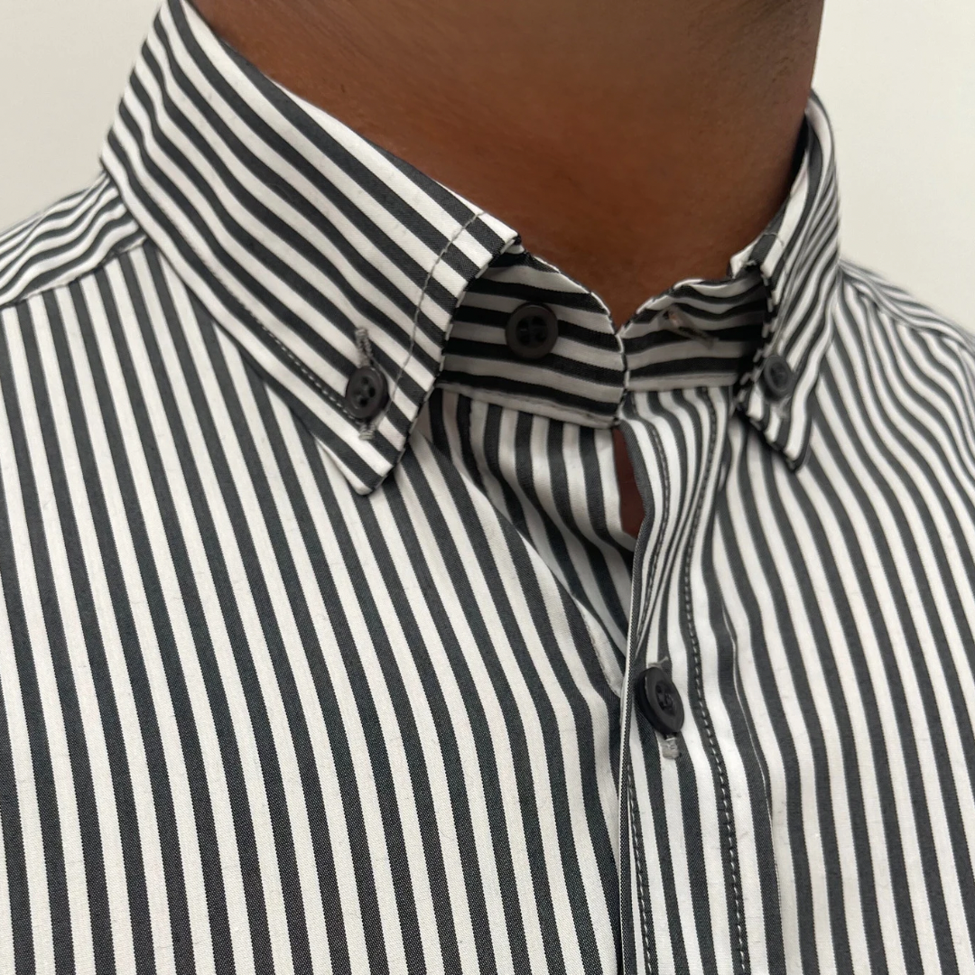 Camisa manga larga a rayas negra con cuello sport collar