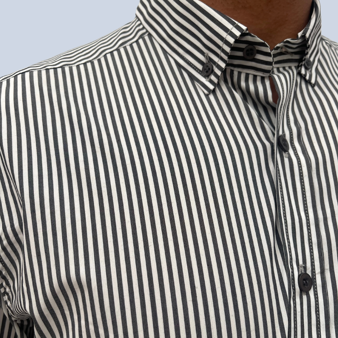 Camisa manga larga a rayas negra con cuello sport collar