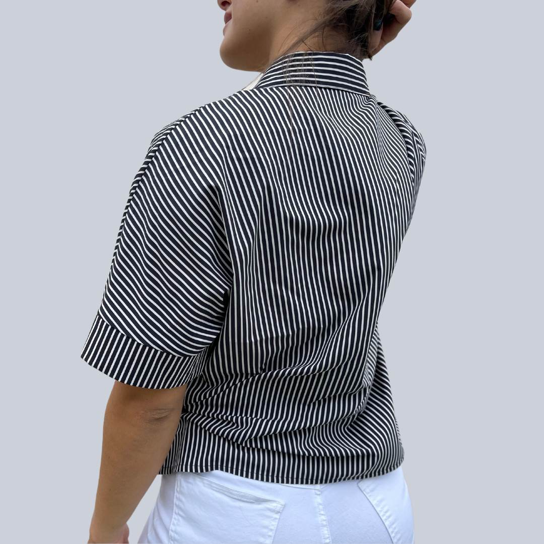 Blusa negra manga corta a rayas con cuello camisero