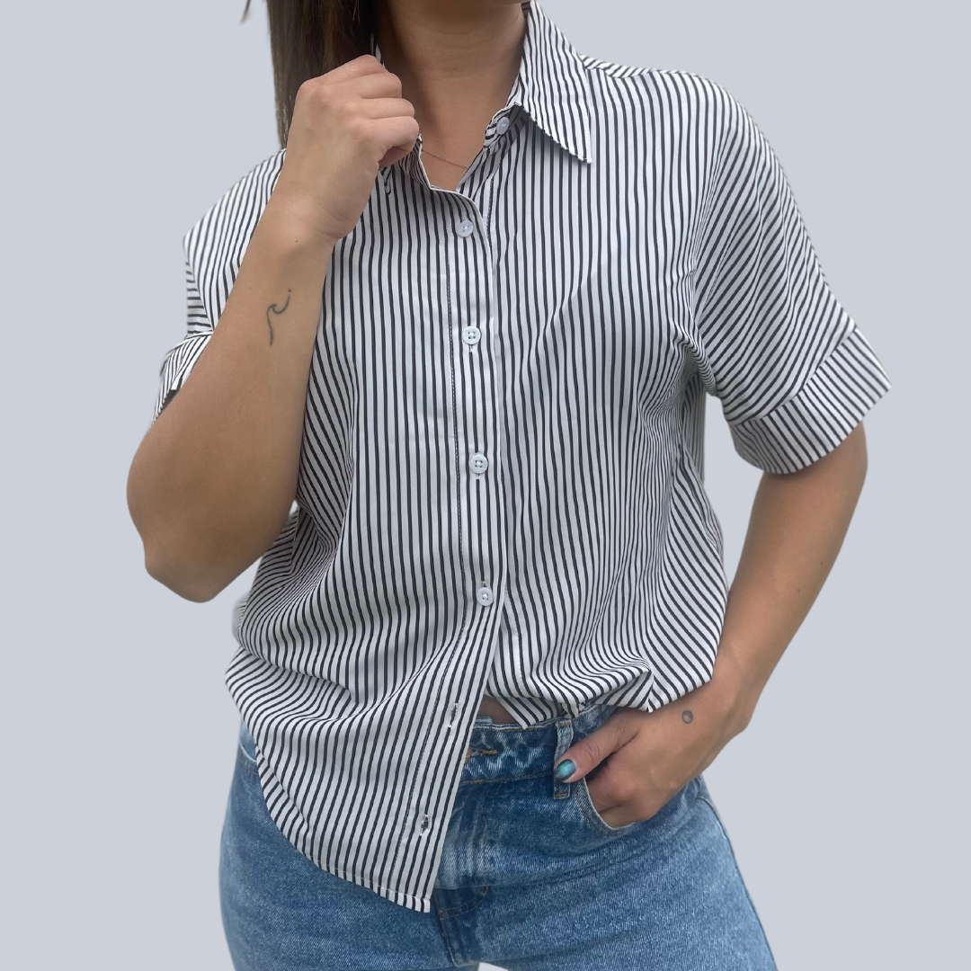 Blusa blanca manga corta a rayas con cuello camisero