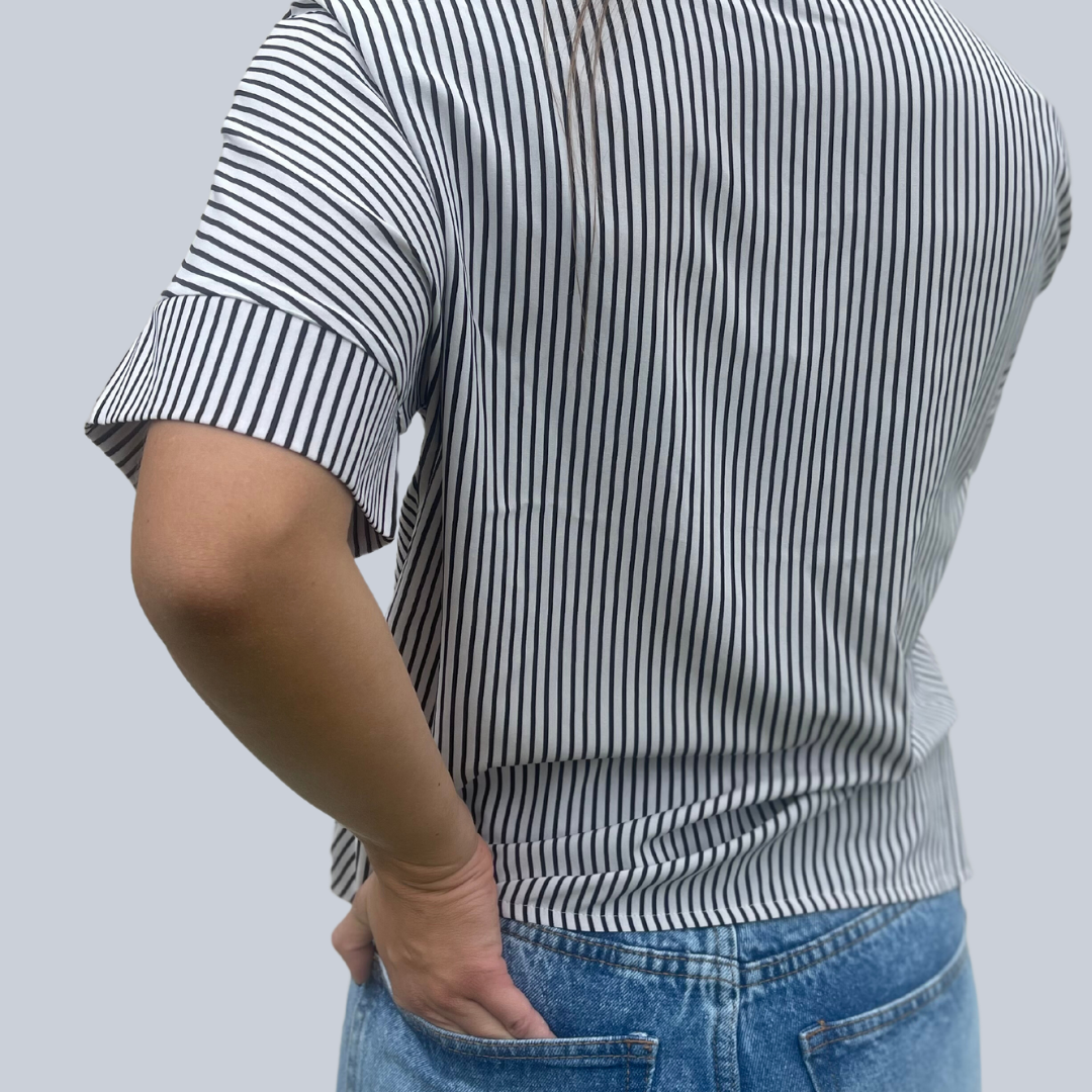 Blusa blanca manga corta a rayas con cuello camisero