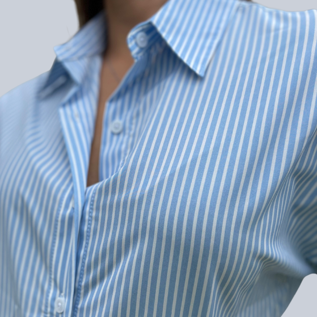 Blusa azul manga corta a rayas con cuello camisero